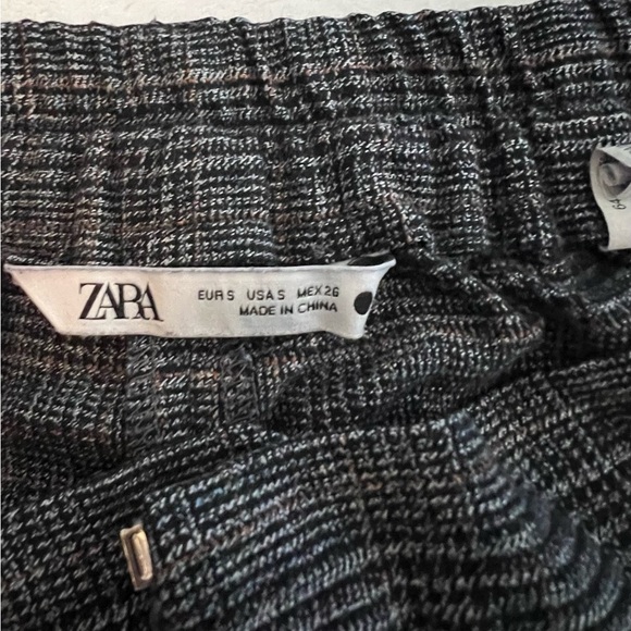 Zara Checked Darted Trousers Size S
Preowned/no flaws
Style 2761/254/802 - Picture 9 of 10